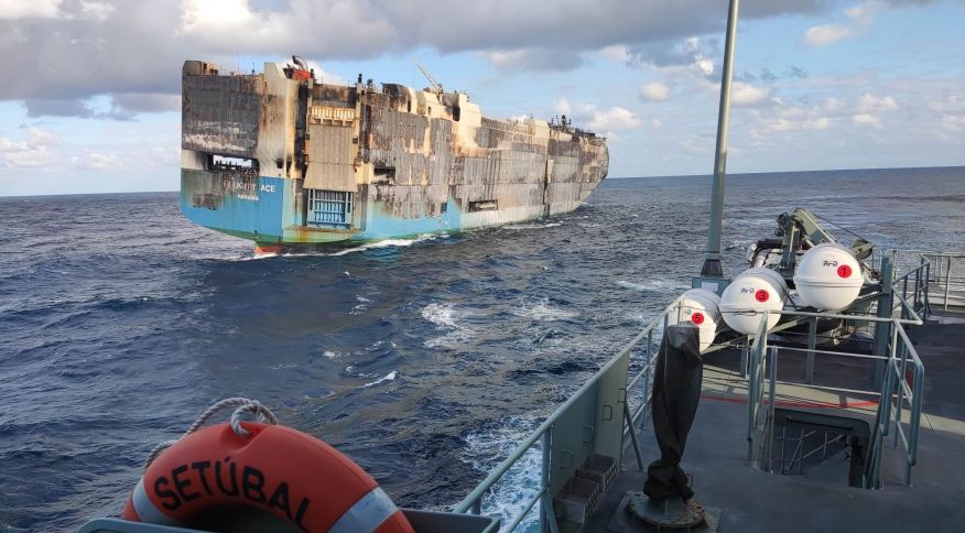 Navio que transportava carros de luxo afunda no Oceano Atlântico