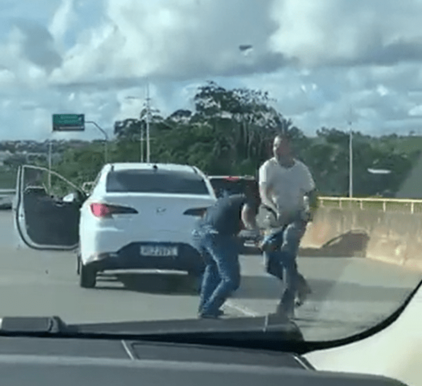 Homens descem de seus carros para trocar socos; assista ao vídeo