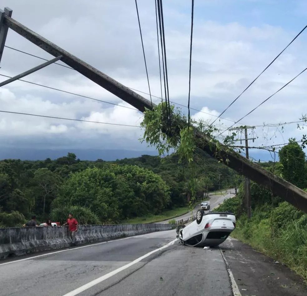 Mulher 'apaga' ao volante após fazer endoscopia e carro capota em rodovia