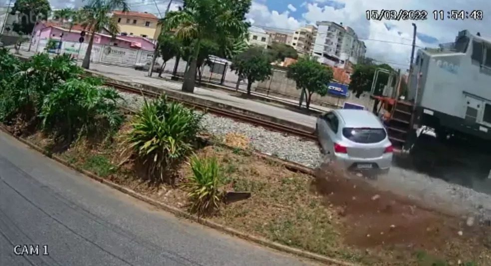 Trem arrasta carro com idosas por cerca de 70 metros