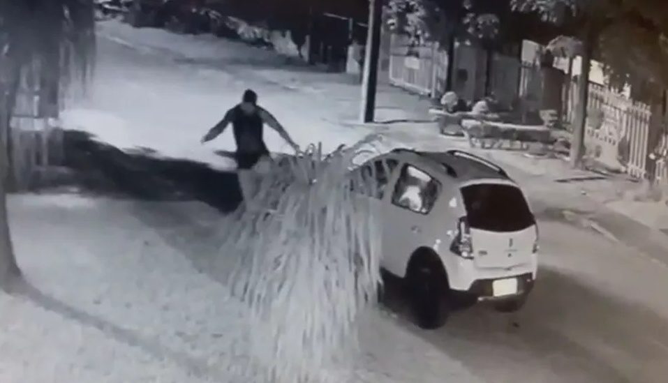 Homem flagra esposa transando com morador de rua e o agride