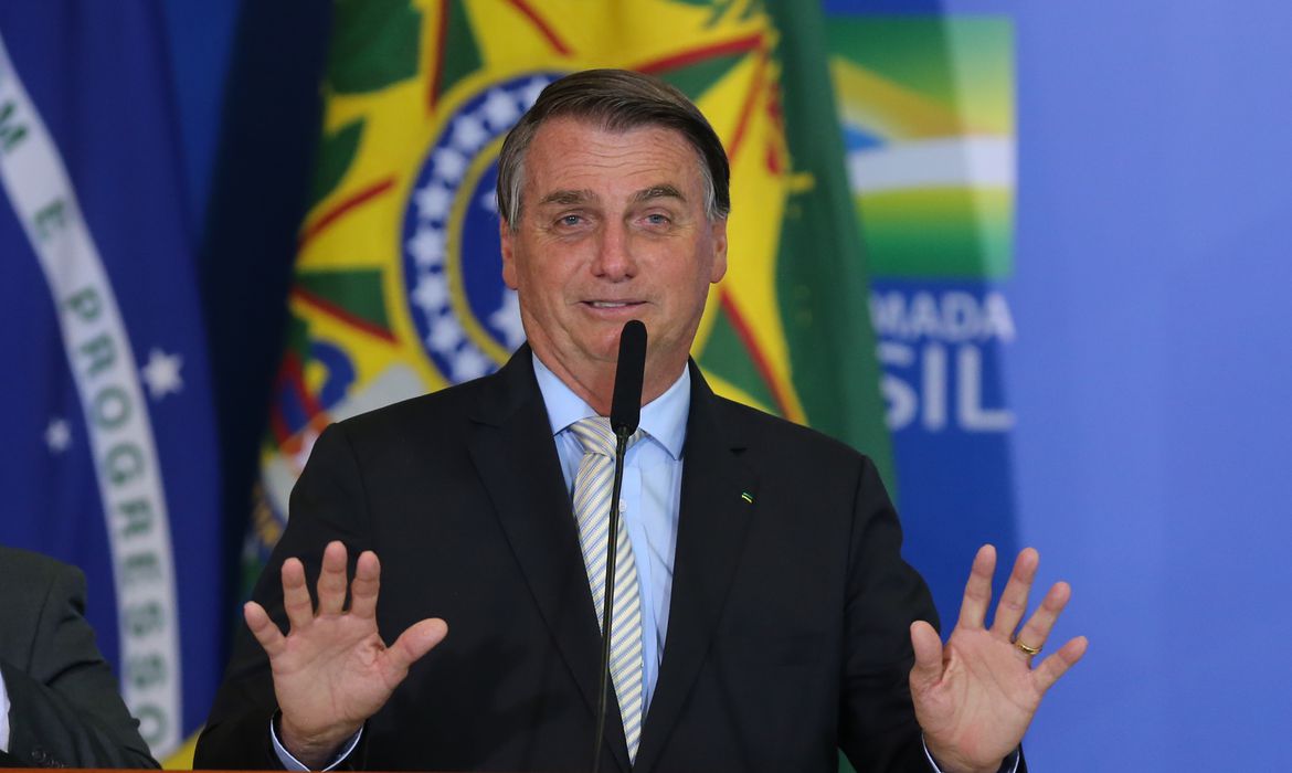 Bolsonaro insinua que Lula transava com secretária em avião presidencial