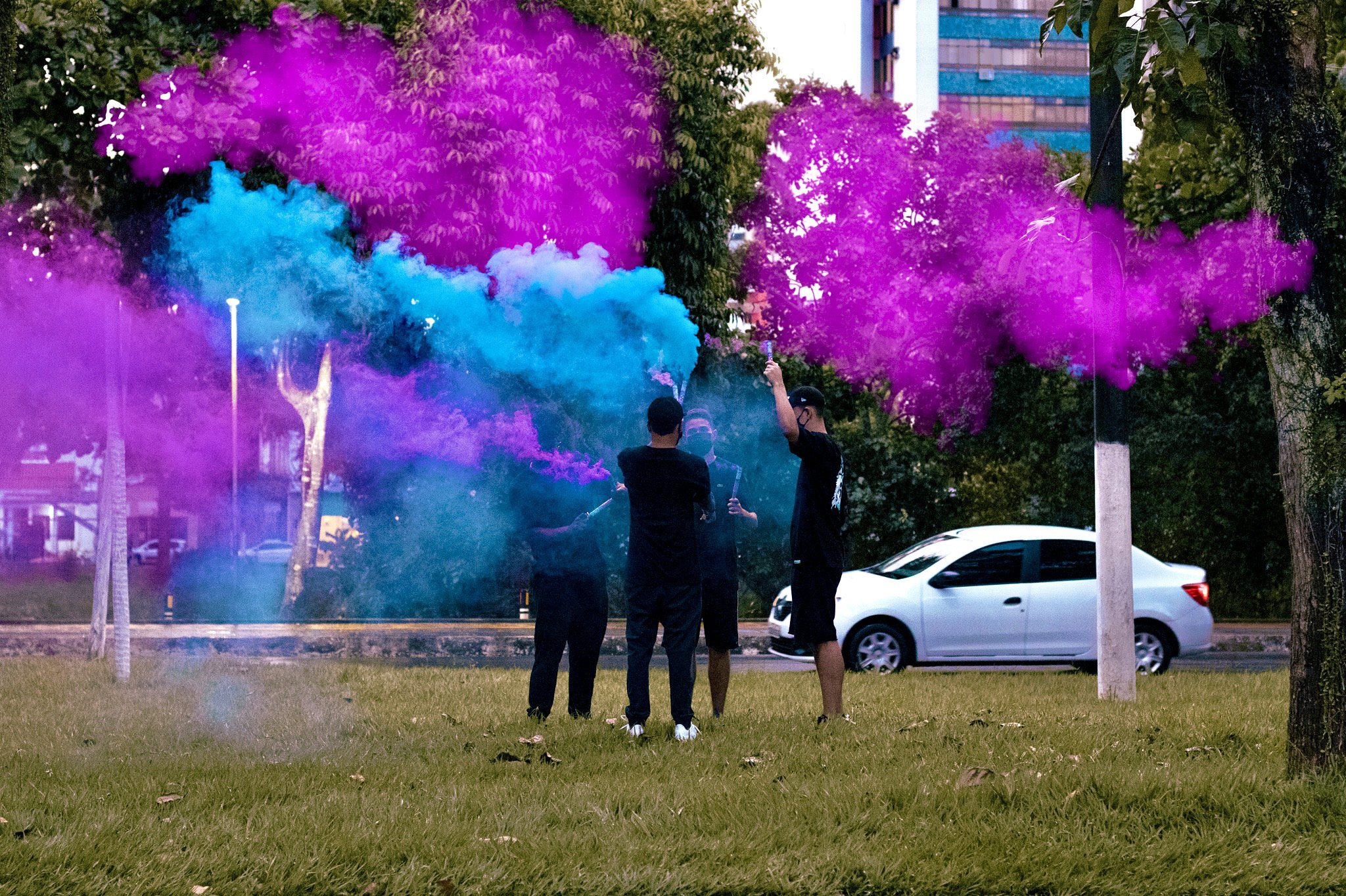 Nuvem colorida de fumaça chama atenção em Itabuna