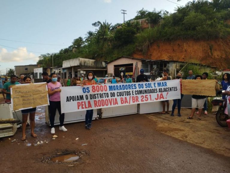 Moradores bloqueiam a BR-251 em protesto contra más condições da estrada