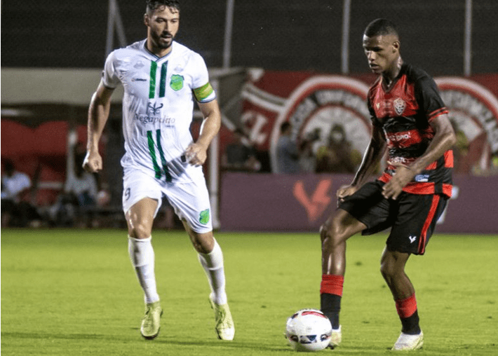 Com um jogador a mais em boa parte do jogo, Vitória perde para o Floresta no Barradão