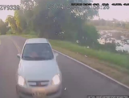 Motorista invade via contrária e colide contra ônibus na BR-415 em Itabuna