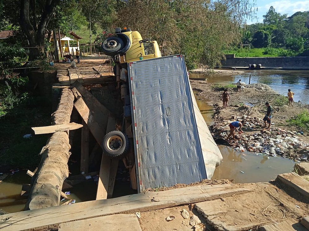 Ponte desaba durante passagem de caminhão na Bahia; veículo transportava alimentos e botijões de gás