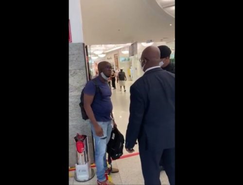 Loja paga indenização para homem negro que foi acusado de roubar a própria mochila