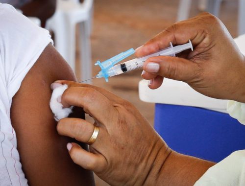 Cerca de 60 mil pessoas não retornaram para receber dose de reforço contra a Covid-19