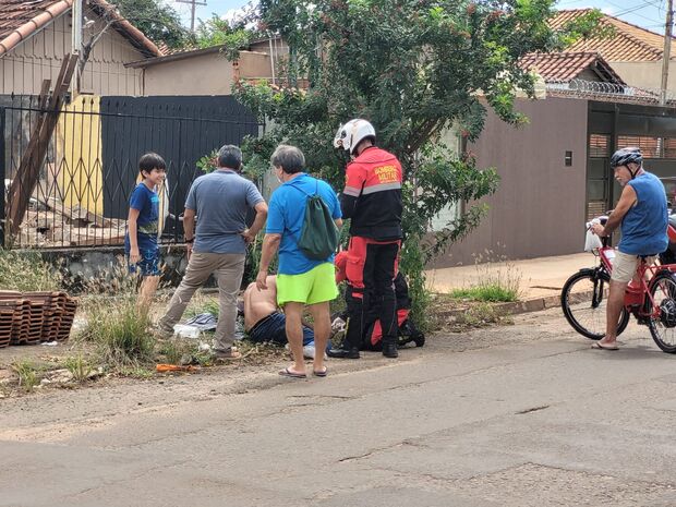 Parede cai em cima de pedreiro durante demolição