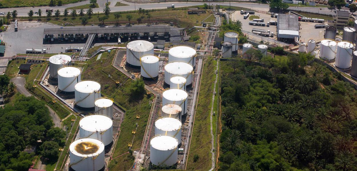 Acusada de vender gasolina e diesel a preços mais altos na Bahia, Refinaria se torna alvo de investigação