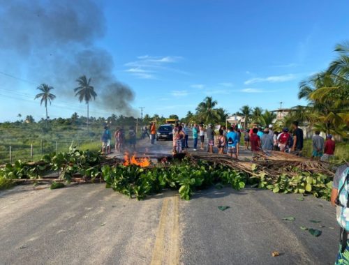 Moradores do Acuípe bloqueiam a rodovia Ilhéus-Una durante protesto