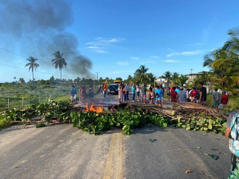 Moradores do Acuípe bloqueiam a rodovia Ilhéus-Una durante protesto