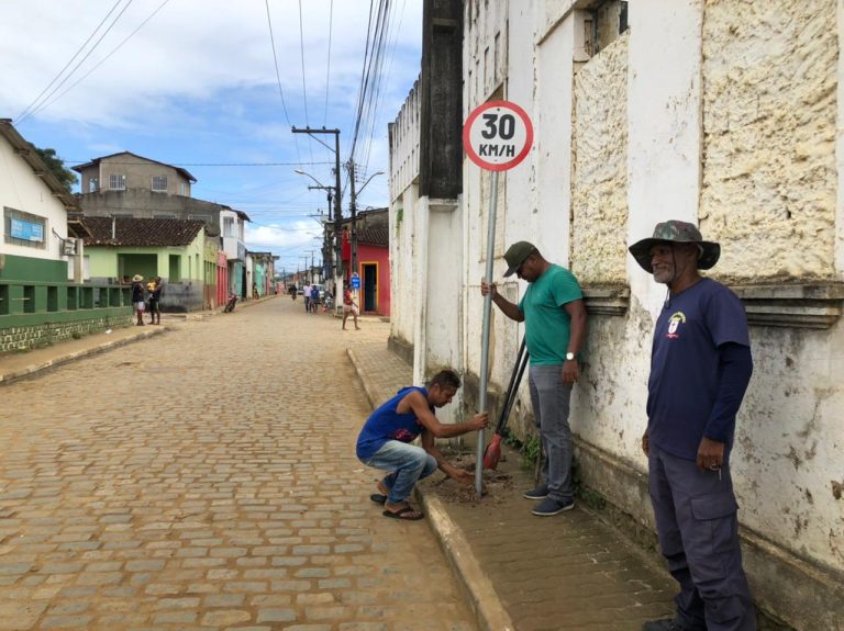 Prefeitura de Itacaré instala placas de sinalização de trânsito em Taboquinhas