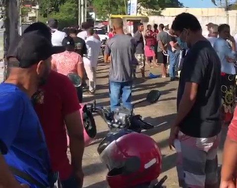 Termina nesta quarta-feira (4) o prazo para tirar e regularizar o título de eleitor. Em Ilhéus, muitos deixaram para procurar a Justiça Eleitoral no último dia. Em vídeo gravado nesta manhã, é possível ver uma grande quantidade de pessoas aguardando atendimento no Fórum Eleitoral de Ilhéus, localizado na Avenida Esperança. Os serviços oferecidos nas zonas eleitorais também estão disponíveis pela internet, mas é preciso estar atento. Devido ao alto número de acessos, o site do TRE apresentou instabilidade nesta terça-feira (2). Quem optar por procurar o serviço online precisará enviar comprovante de residência, um documento oficial com foto, uma fotografia tipo selfie segurando o próprio documento e, para os homens maiores de 18 anos, a quitação do serviço militar. Os mesmos documentos devem ser levados para o atendimento presencial. Pelo site, todos os serviços podem ser feitos até as 23h59 desta quarta. Nos cartórios eleitorais, o atendimento se encerra às 14h do mesmo dia.