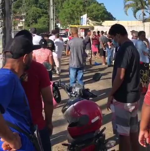 Termina nesta quarta-feira (4) o prazo para tirar e regularizar o título de eleitor. Em Ilhéus, muitos deixaram para procurar a Justiça Eleitoral no último dia. Em vídeo gravado nesta manhã, é possível ver uma grande quantidade de pessoas aguardando atendimento no Fórum Eleitoral de Ilhéus, localizado na Avenida Esperança. Os serviços oferecidos nas zonas eleitorais também estão disponíveis pela internet, mas é preciso estar atento. Devido ao alto número de acessos, o site do TRE apresentou instabilidade nesta terça-feira (2). Quem optar por procurar o serviço online precisará enviar comprovante de residência, um documento oficial com foto, uma fotografia tipo selfie segurando o próprio documento e, para os homens maiores de 18 anos, a quitação do serviço militar. Os mesmos documentos devem ser levados para o atendimento presencial. Pelo site, todos os serviços podem ser feitos até as 23h59 desta quarta. Nos cartórios eleitorais, o atendimento se encerra às 14h do mesmo dia.