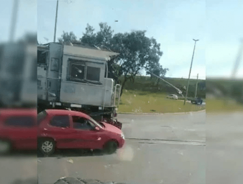 Motorista flagra colisão entre carro e trem; assista ao vídeo