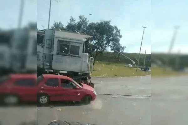 Motorista flagra colisão entre carro e trem; assista ao vídeo