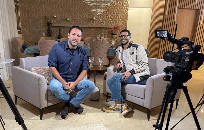 Após acidente, ex-BBB Rodrigo Mussi aparece pela primeira vez em entrevista na casa de Viih Tube