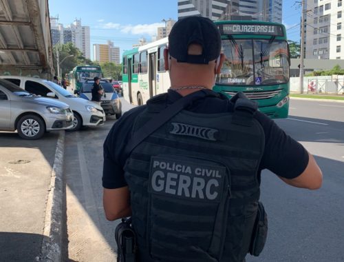 Ladrão apanha ao tentar assaltar passageiros de ônibus com arma falsa