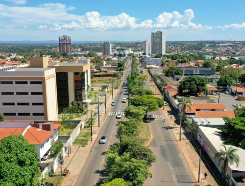 Homem leva tiro na testa, cai de moto e vai para casa dormir