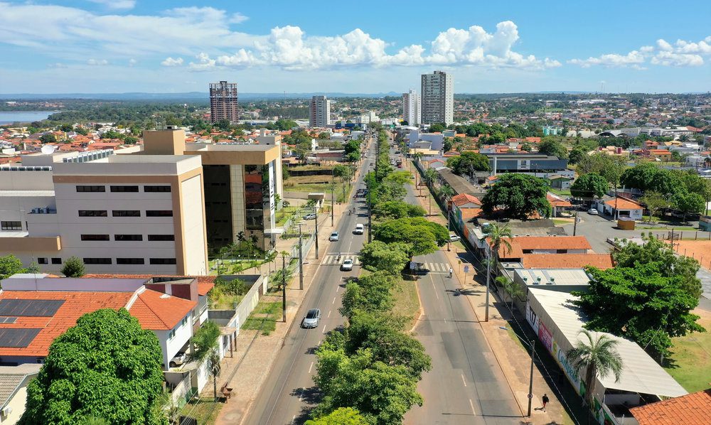 Homem leva tiro na testa, cai de moto e vai para casa dormir