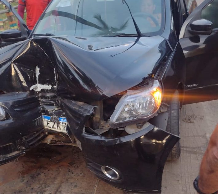 Motorista bate carro em cabeceira de ponte em Ilhéus