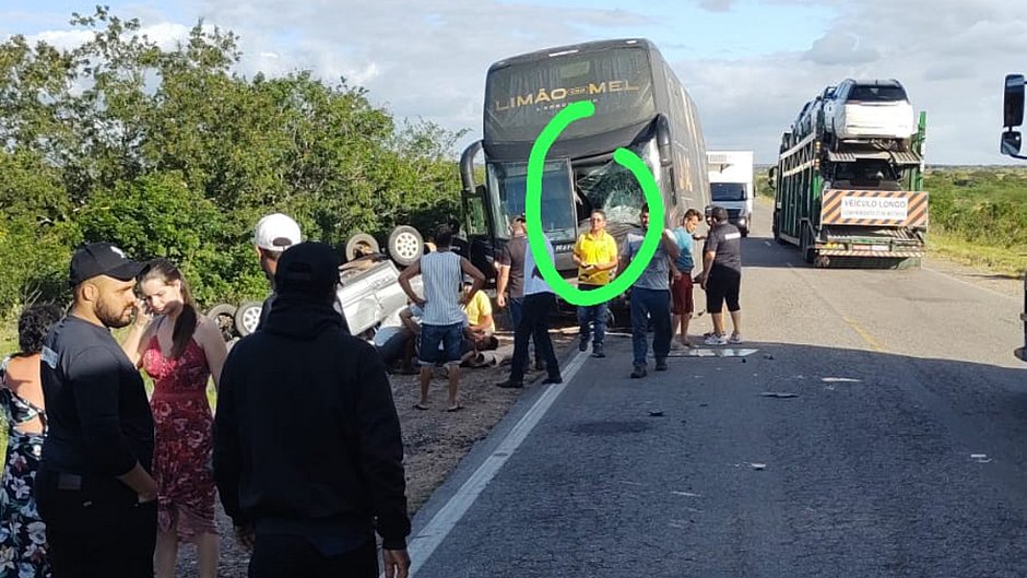 Banda Limão com Mel sofre acidente de ônibus no interior da Bahia